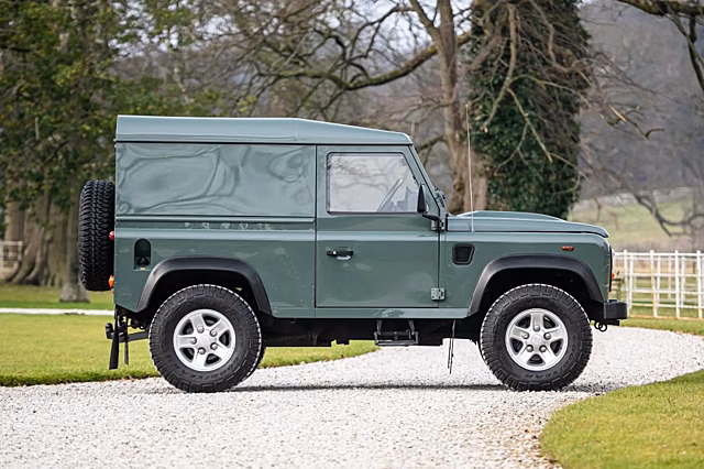 На аукционе продали Land Rover Defender, принадлежавший Королю