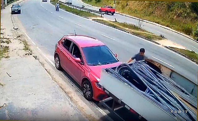 Грузовик скатился с уклона дороги и повредил два автомобиля