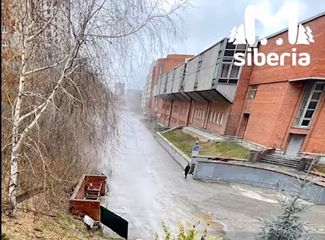 По улицам Октябрьского района Новосибирска течёт кипяток