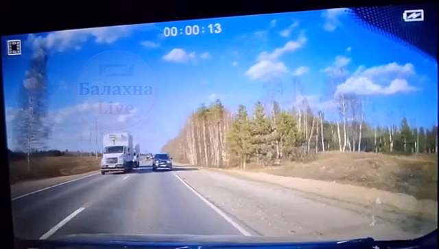 Две иномарки столкнулись при обгоне на дороге в Нижегородской области