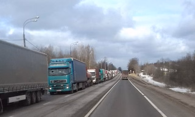 Многокилометровая пробка образовалась на трассе Москва - Петербург в Новгородской области
