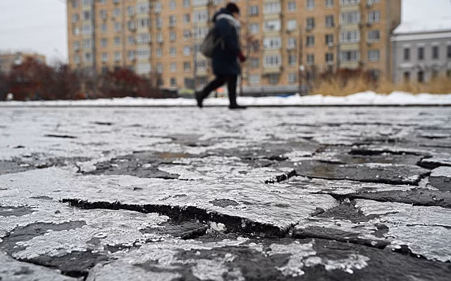 Сотни людей пострадали из-за обледеневших тротуаров в российском городе