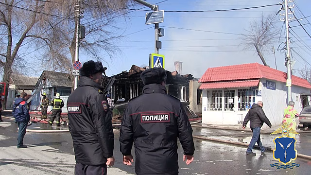 В Саратове во время пожара полицейские пришли на помощь жильцам трёх частных домов