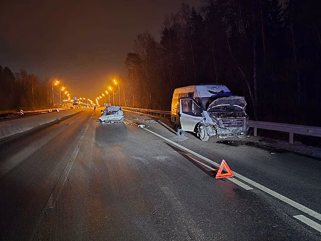 Два человека получили травмы в ДТП с микроавтобусом на трассе М3