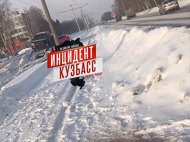Очевидцы сообщили о ДТП с корейской иномаркой в Кемерове