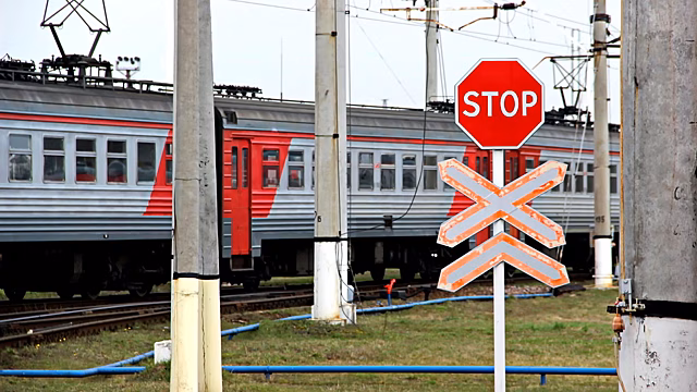 Что делать в экстремальной ситуации на жд путях, рассказали ученикам 12 автошкол Вологодчины