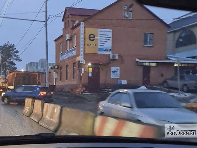 В УСДХ Оренбурга не смогли объяснить, почему тротуары на Туркестанской не выровняли сразу