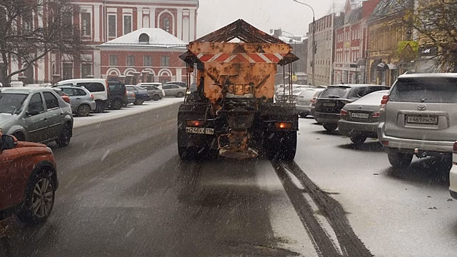 В Кирове началась противогололёдная обработка дорог