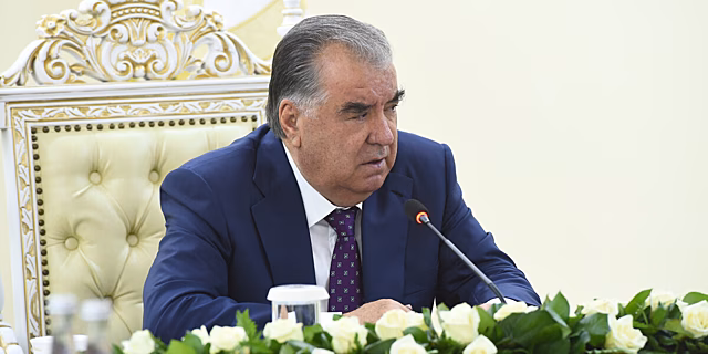 Эмомали Рахмон проинспектировал ход реконструкции трассы Душанбе – Кульма