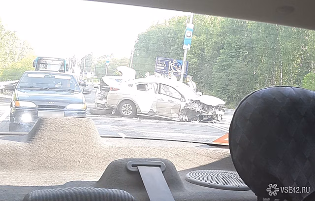 Такси попало в жесткое ДТП в Кемерове