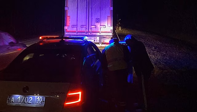 Инспекторы ДПС Карелии потушили загоревшийся на трассе «Кола» грузовик
