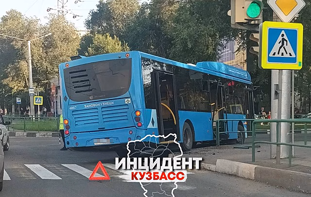 Автобус сбил дорожное ограждение в Новокузнецке