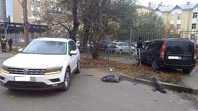Молодой водитель нарушил ПДД и попал в аварию в Вологде