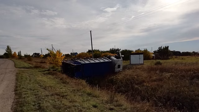 На дороге под Саратовом мусоровоз вылетел в кювет