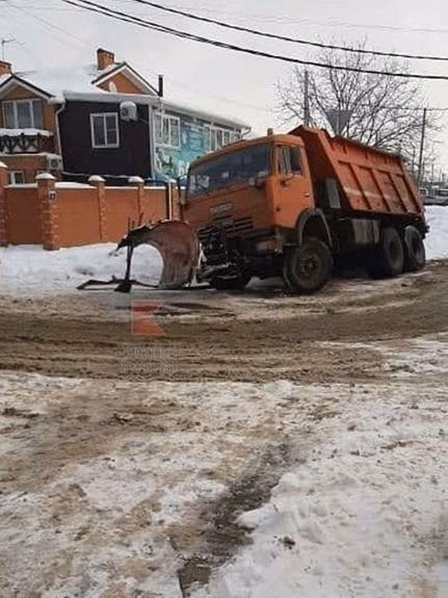 Снегоуборочная машина в Краснодаре завязла в снегу