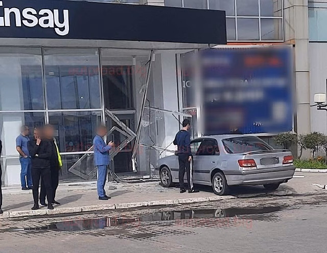 В Благовещенске машина въехала в один из магазинов ТЦ «Острова»