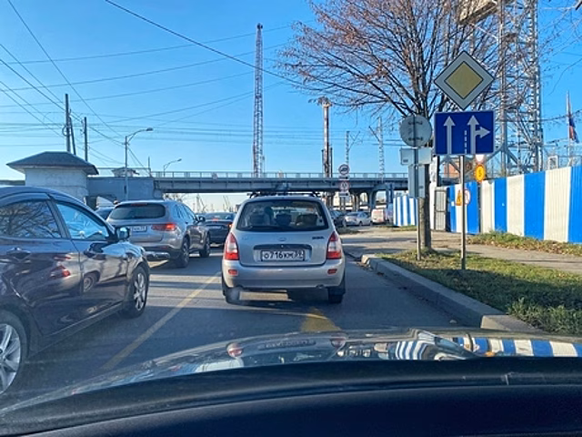 В Калининграде новый знак у двухъярусного моста запутал водителей