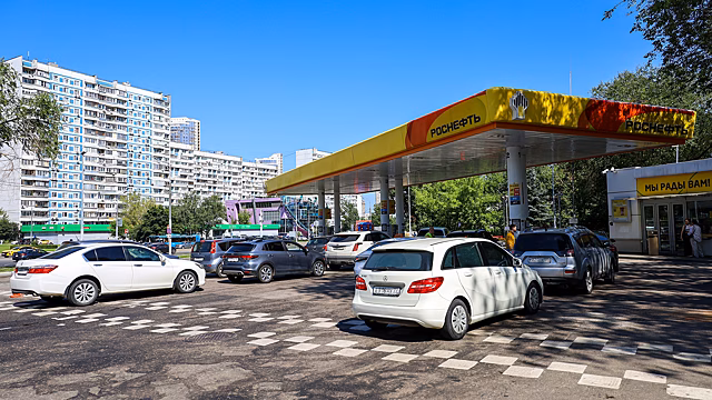 На московских заправках рухнули цены на бензин