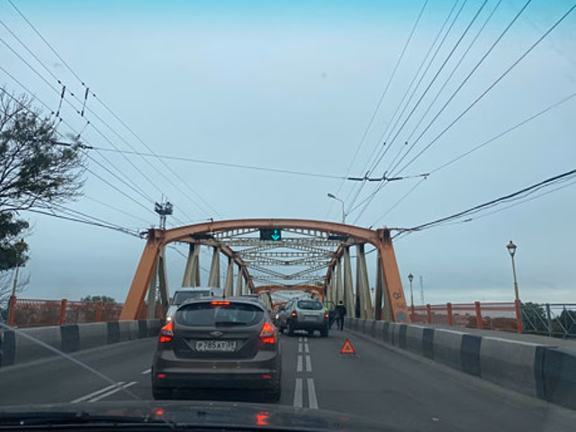 Московский район Калининграда встал в пробке из-за аварии на реверсивном мосту