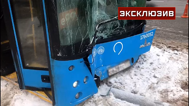 Лобовое вдребезги: новые кадры с места аварии с автобусом и такси на Варшавском шоссе