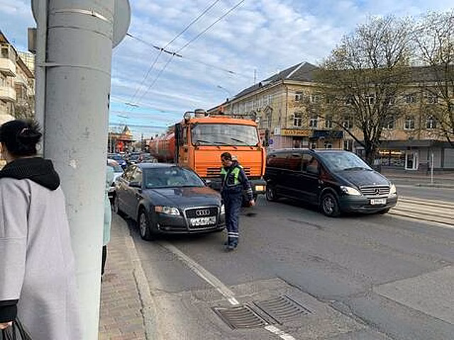 В Калининграде вечером в понедельник Правая набережная и Портовая встали в пробке