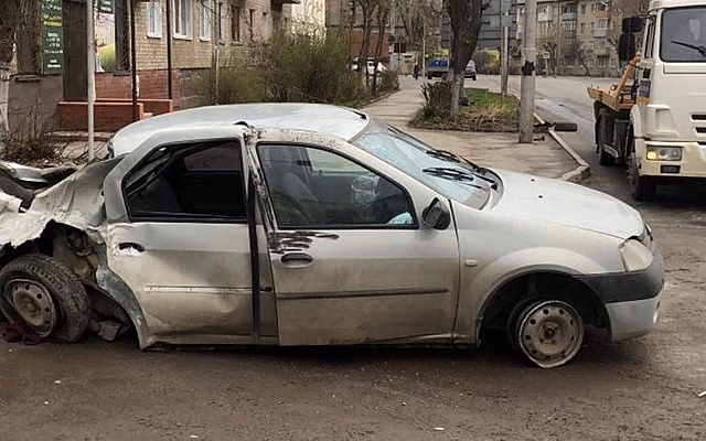В Рязани разыскивают водителя Renault, сбившего опору линии электропередач