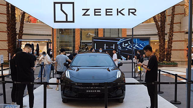 Популярный в России электромобиль Zeekr 001 превратили в броневик