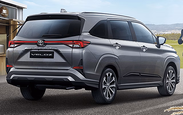 Toyota Veloz огромный минивэн с 1.5-литровым мотором