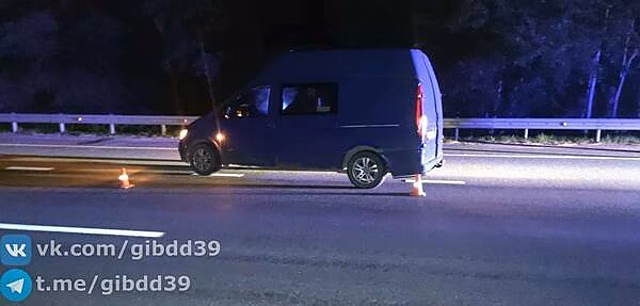 В Гвардейском районе мужчина открыл дверь движущейся машины и выпал из салона на дорогу