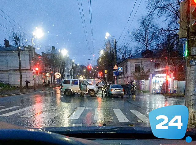 В центре Калуги внедорожник и легковушка не поделили дорогу