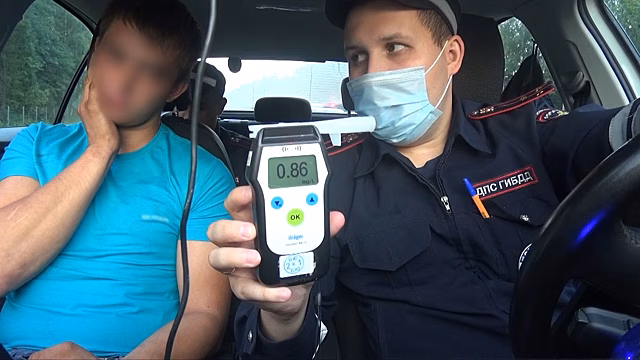 Пьяный мужчина разогнал отечественную машину до 200 км/ч и вынудил полицию открыть огонь