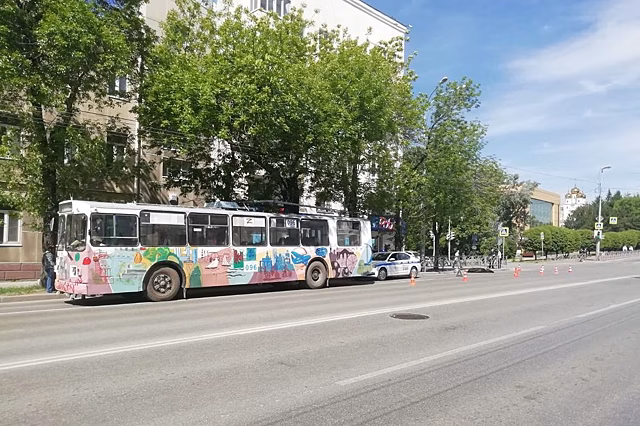 В Екатеринбурге устанавливают личность погибшего под колесами троллейбуса