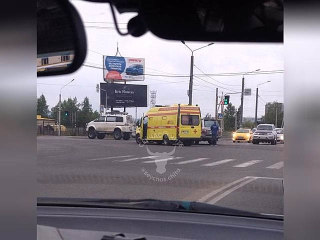 Toyota Sprinter и Land Cruiser столкнулись на ул. Красной Звезды в Чите