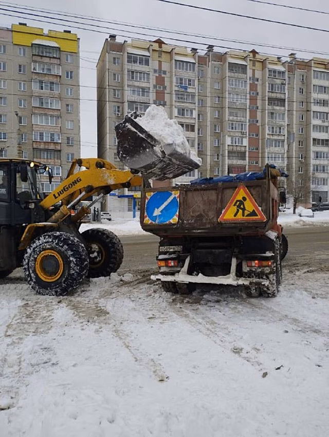В предновогоднюю ночь Челябинск продолжают очищать от снега