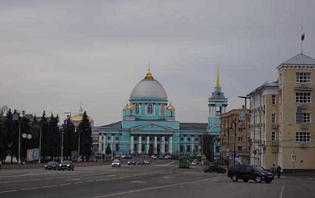 В Курске демонтировали дорожное ограждение на пересечении улиц Ленина и Золотой