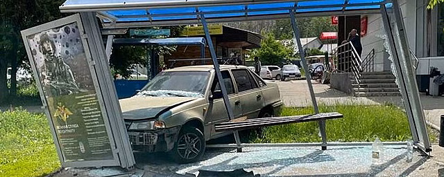 В Саратове легковушка на полном ходу въехала в остановку и сбила женщину