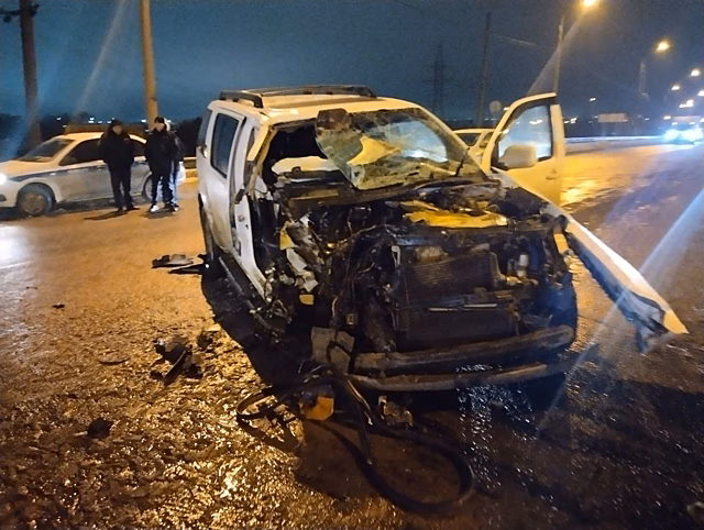 В Оренбурге «Ниссан» столкнулся с автовозом, есть пострадавший