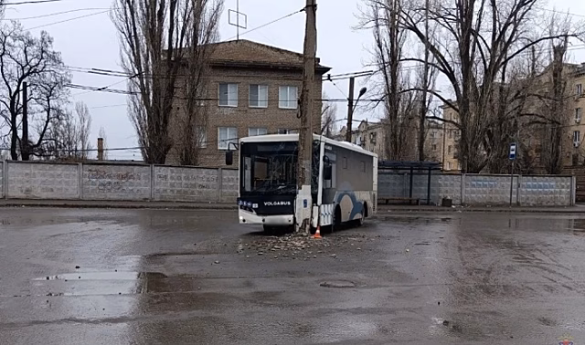 На севере Волгограда автобус врезался в опору ЛЭП