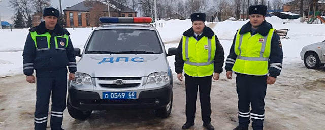 Сотрудники ДПС помогли заблудившимся в тамбовском лесу туристам