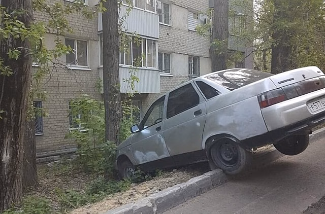 В Саратове автомобиль повис над дорогой задними колесами