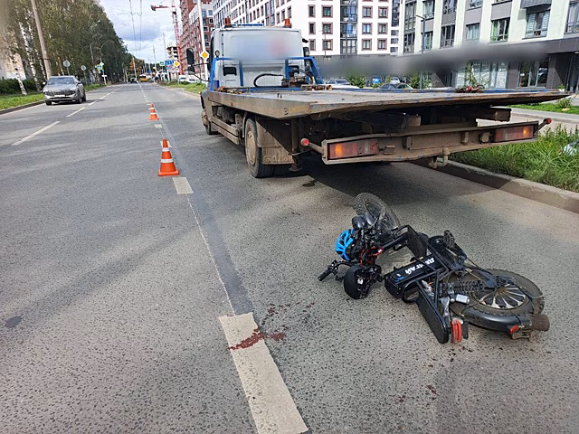 В Ижевске курьер на электровелосипеде погиб, въехав в стоящий автомобиль