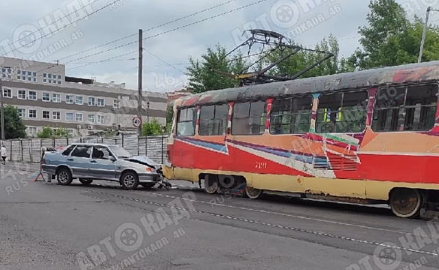 В Курске на ул.Верхняя Луговая трамвай столкнулся с ВАЗ