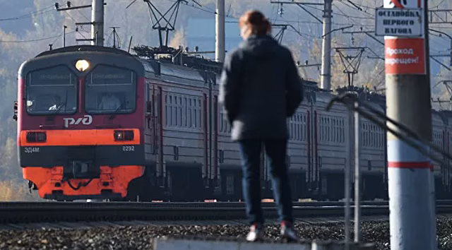 В Красноярском крае 19-летний парень попал под поезд