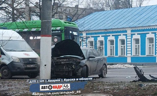 В Курске на ул.Никитской автомобиль протаранил столб