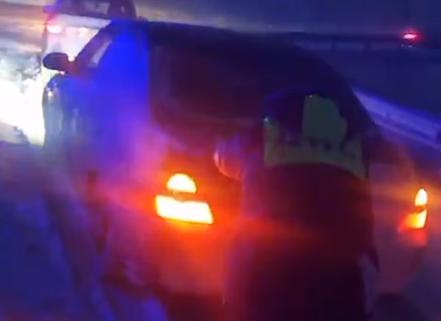 В Ростовской области сотрудники ДПС вытащили из снега автобус с детьми из Белой Калитвы