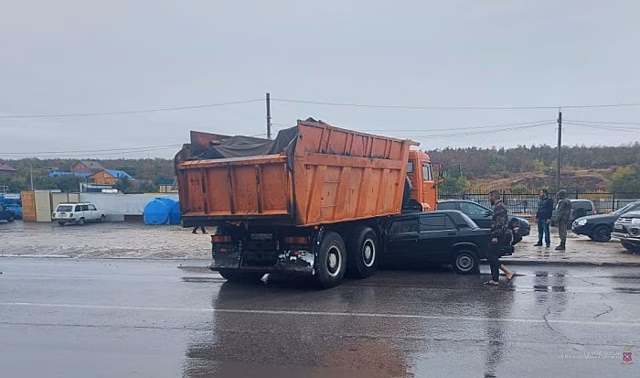 В ДТП с КамАЗом на западе Волгограда пострадали 2 человека