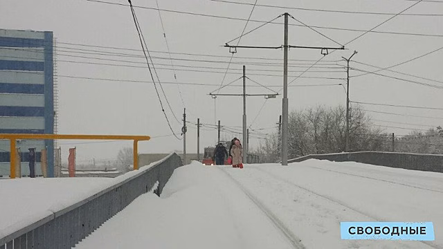 На мосту у 3-й Дачной сошел с рельсов трамвай. Пассажирам пришлось идти по путям