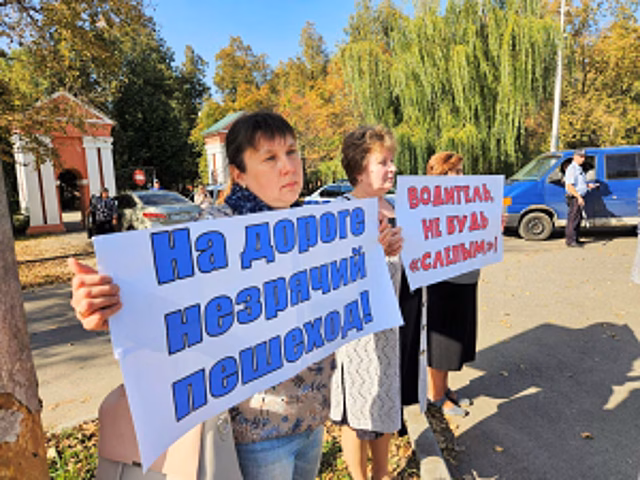 Липецкие автоинспекторы совместно с общественниками напомнили автомобилистам о пешеходах с ограниченными возможностями