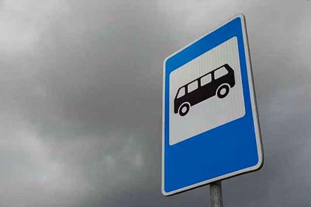 Пенсионерка выпала из движущегося автобуса на Красном проспекте