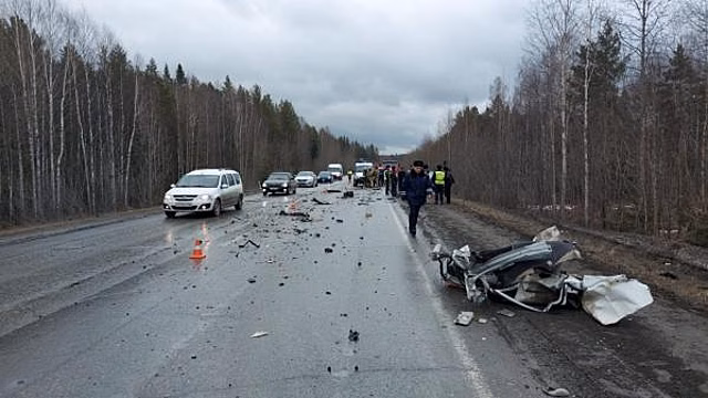 В ДТП с легковушкой и "Камазом" на Урале погиб один человек